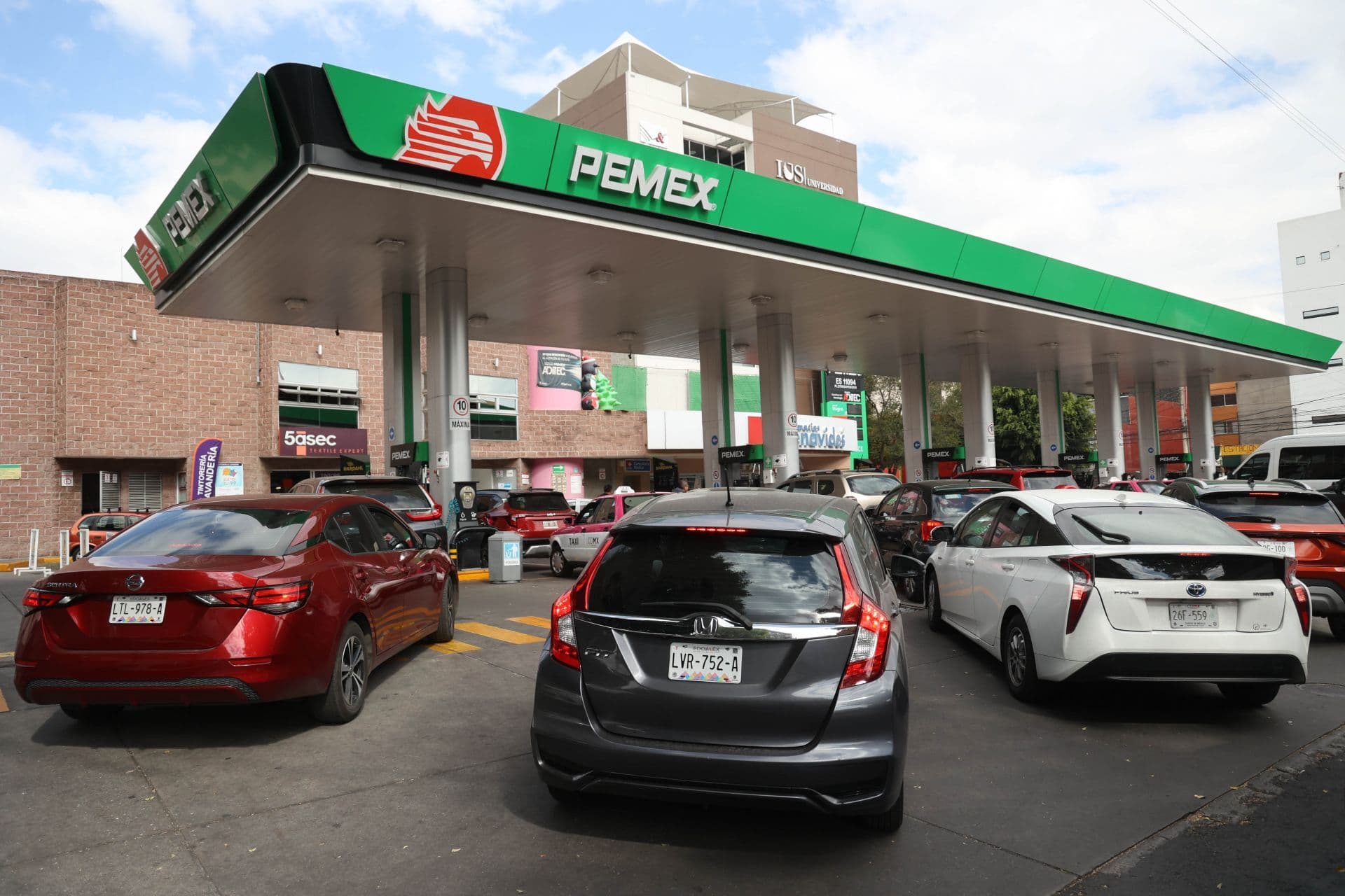 Gasolinera de la marca Pemex.