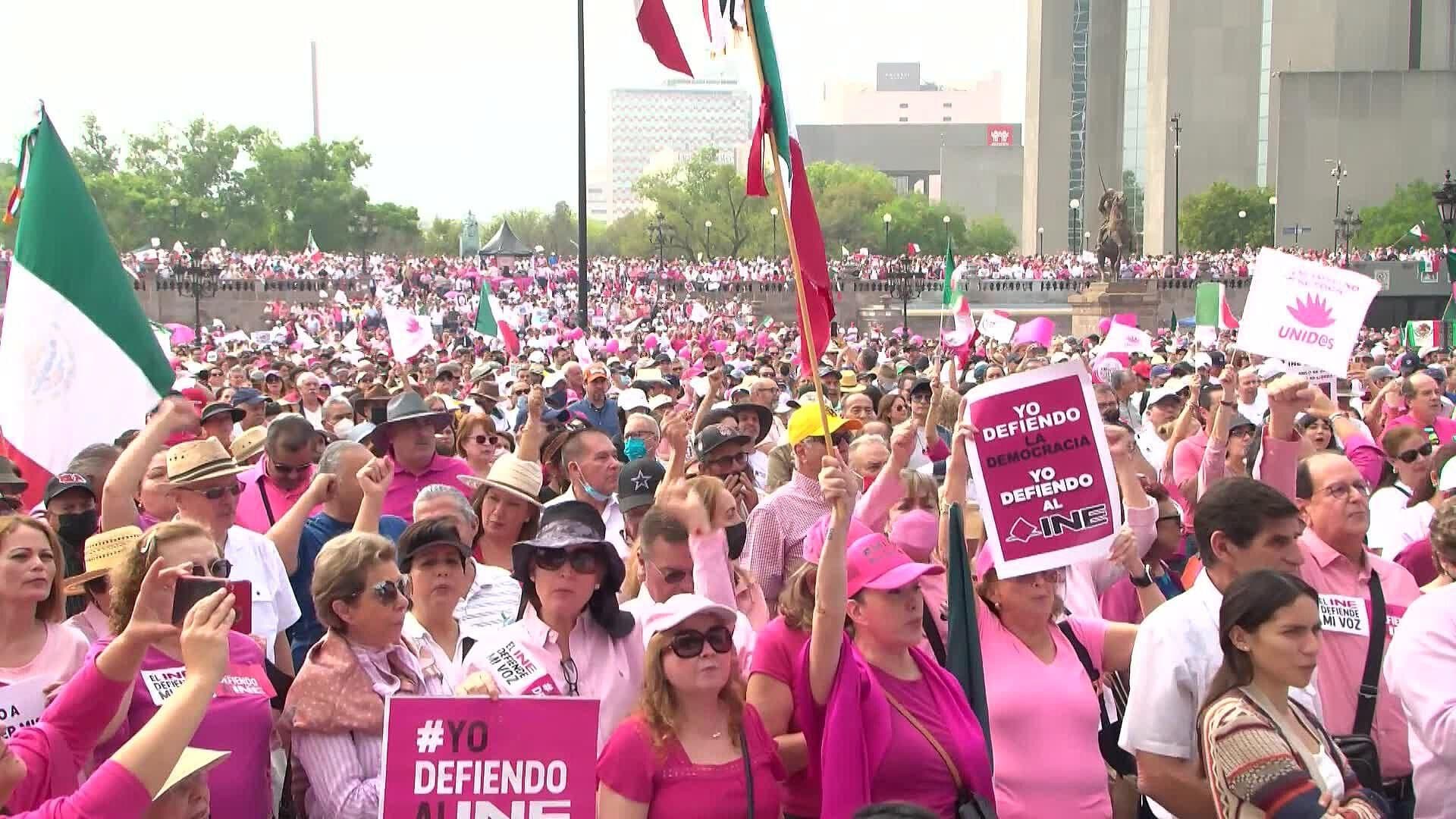 Defienden Miles de Regios al INE de "Plan B"