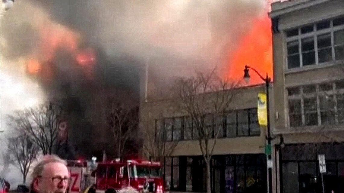 Un Muerto por Explosión de Almacén de Disfraces en Buffalo