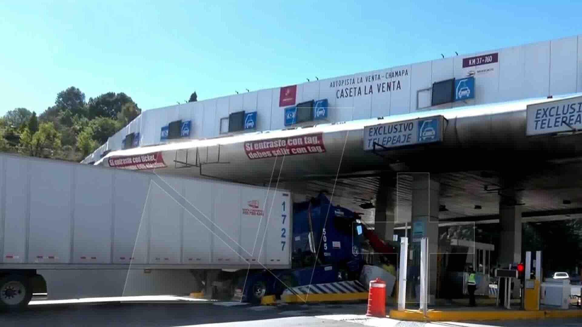 Conductor de Tráiler Pierde el Control en la Caseta La Venta, sin Heridos