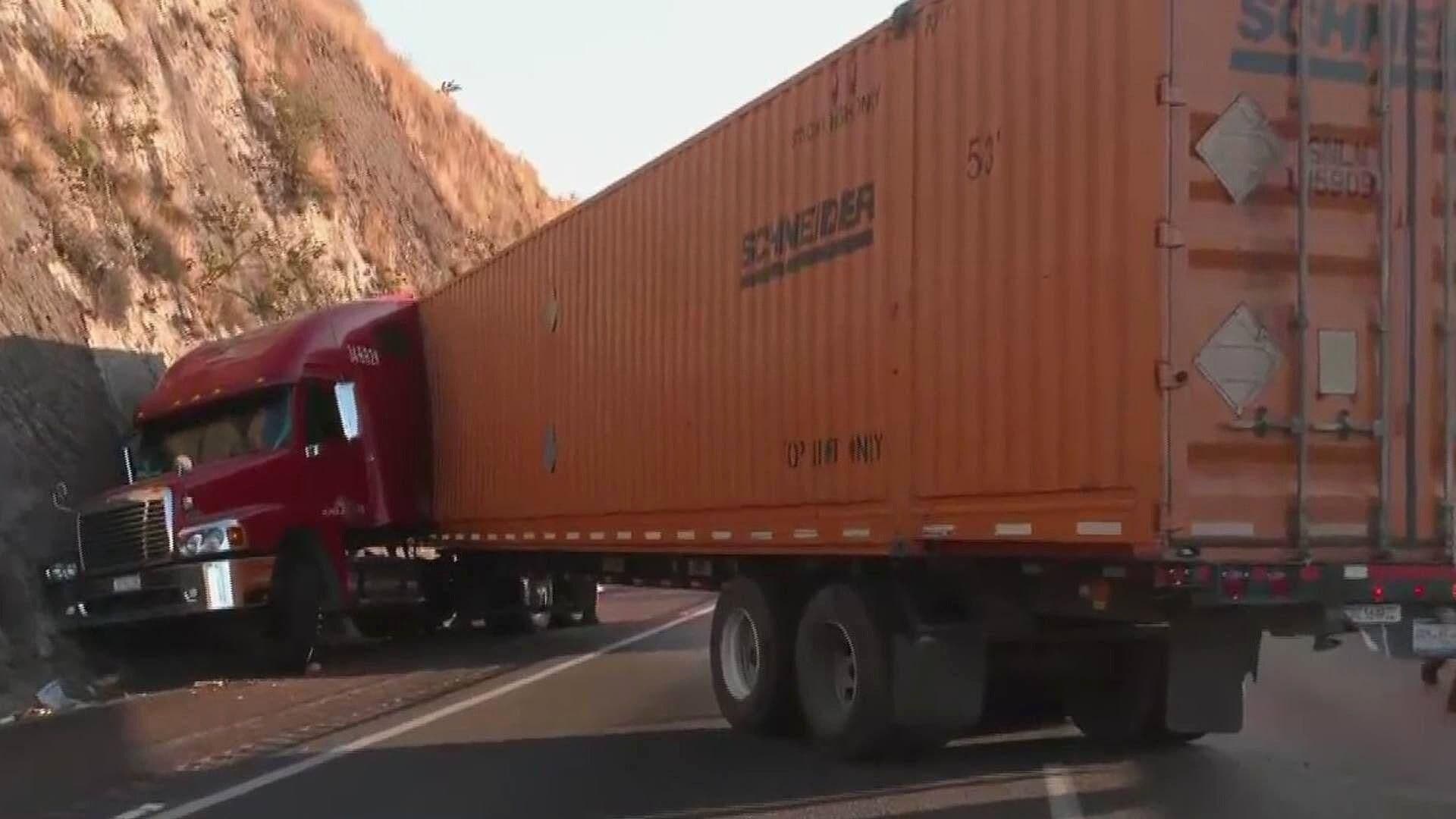 Cierran la Chamapa-La Venta por Trágico Accidente de Tráiler