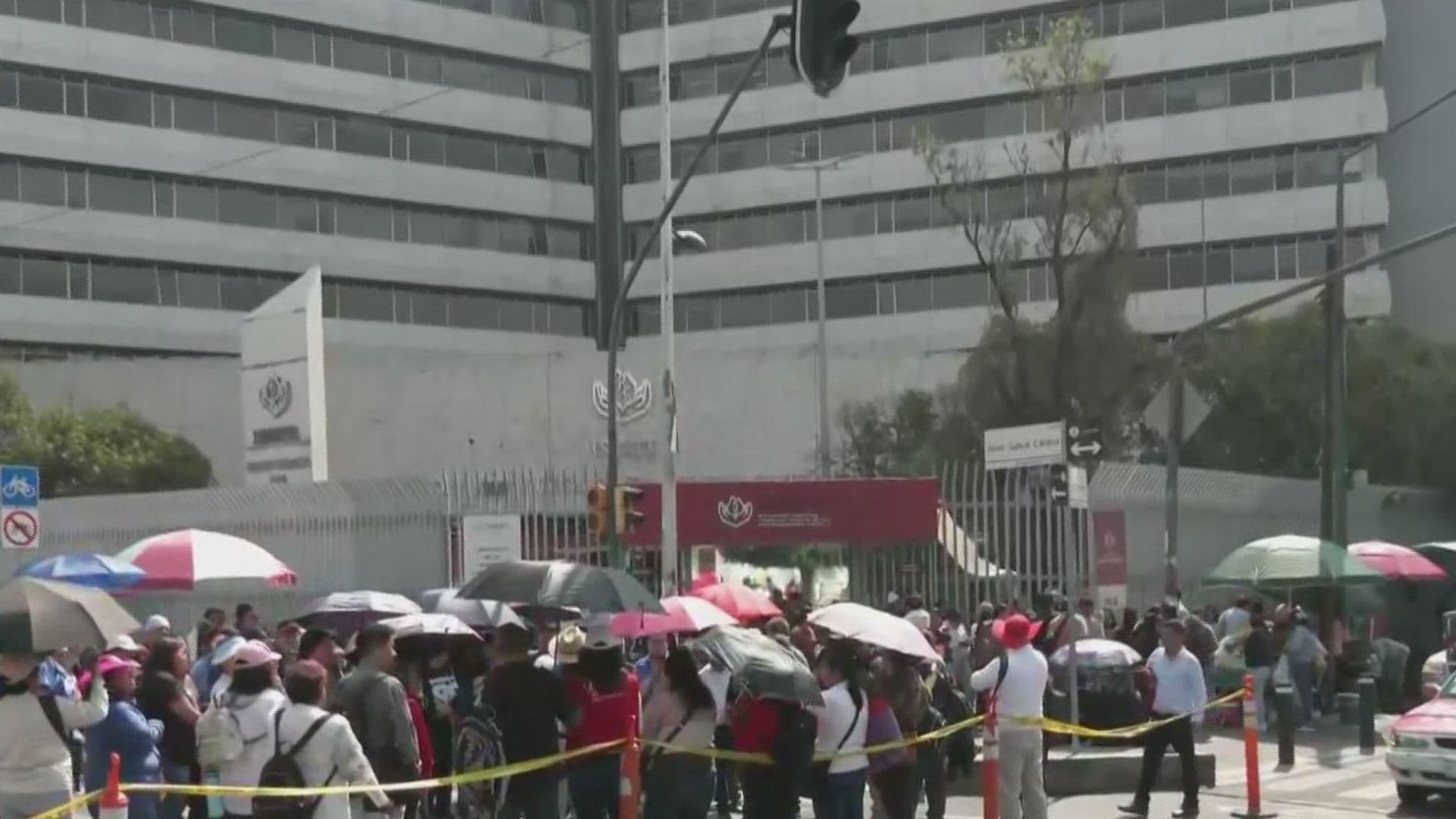 Maestros de la CNTE Bloquean Edificio del ISSSTE y Paralizan L4 del Metrobús CDMX