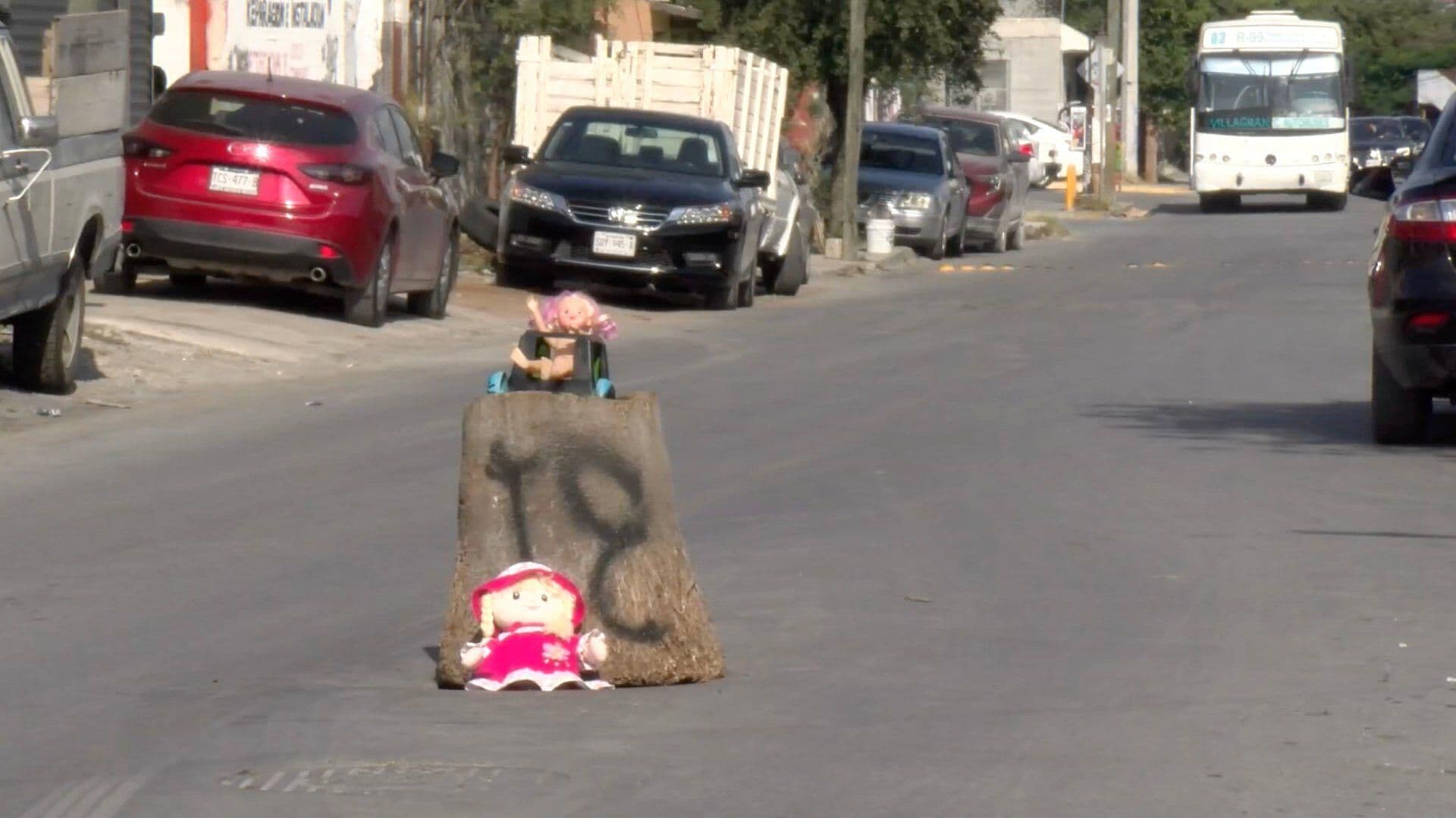 Adornan con Muñecas Socavón para Exigir a Autoridades que lo Reparen en Guadalupe, Nuevo León