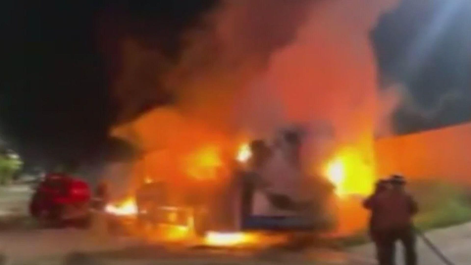 Arde Camión de Ruta La Playa por Falla Eléctrica en Av. Eloy Cavazos en Guadalupe