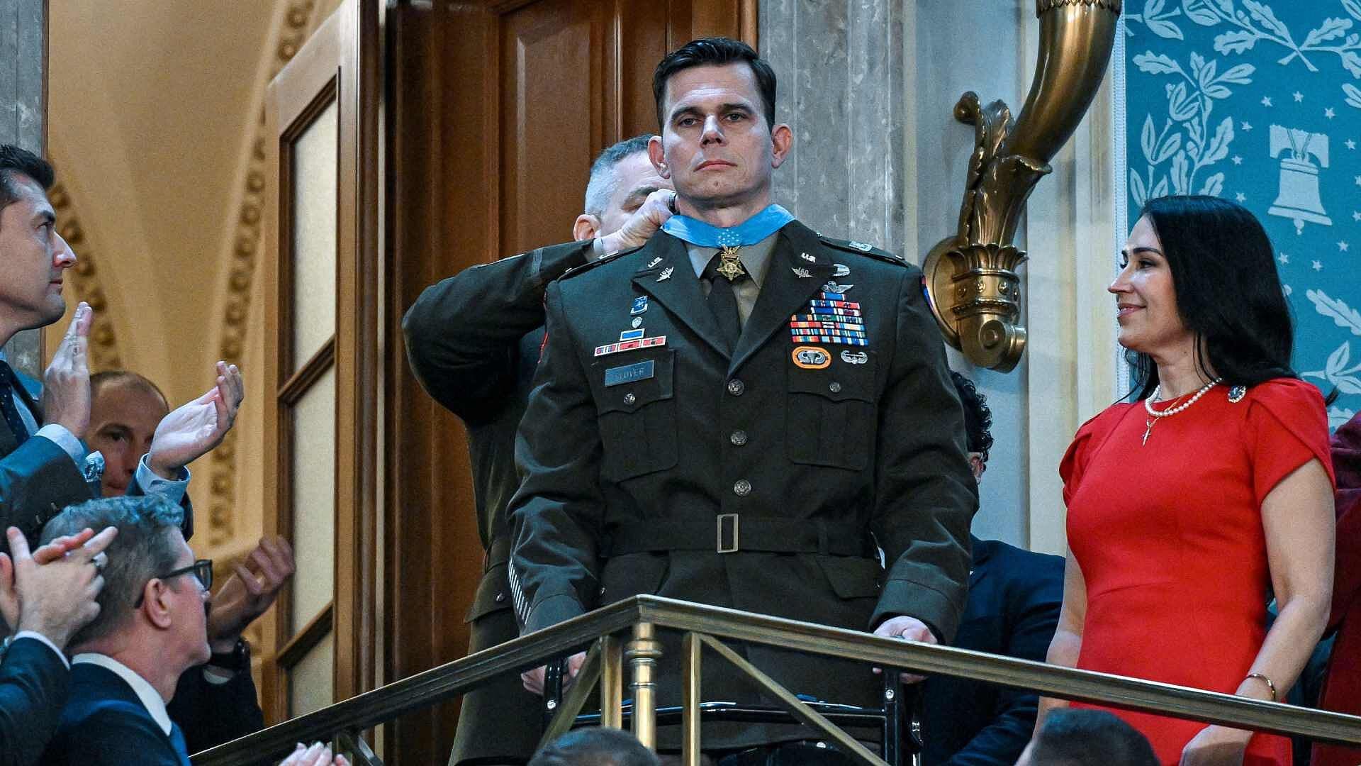 Trump Presenta a Piloto de la Fuerza Aérea que Capturó a Nicolás Maduro