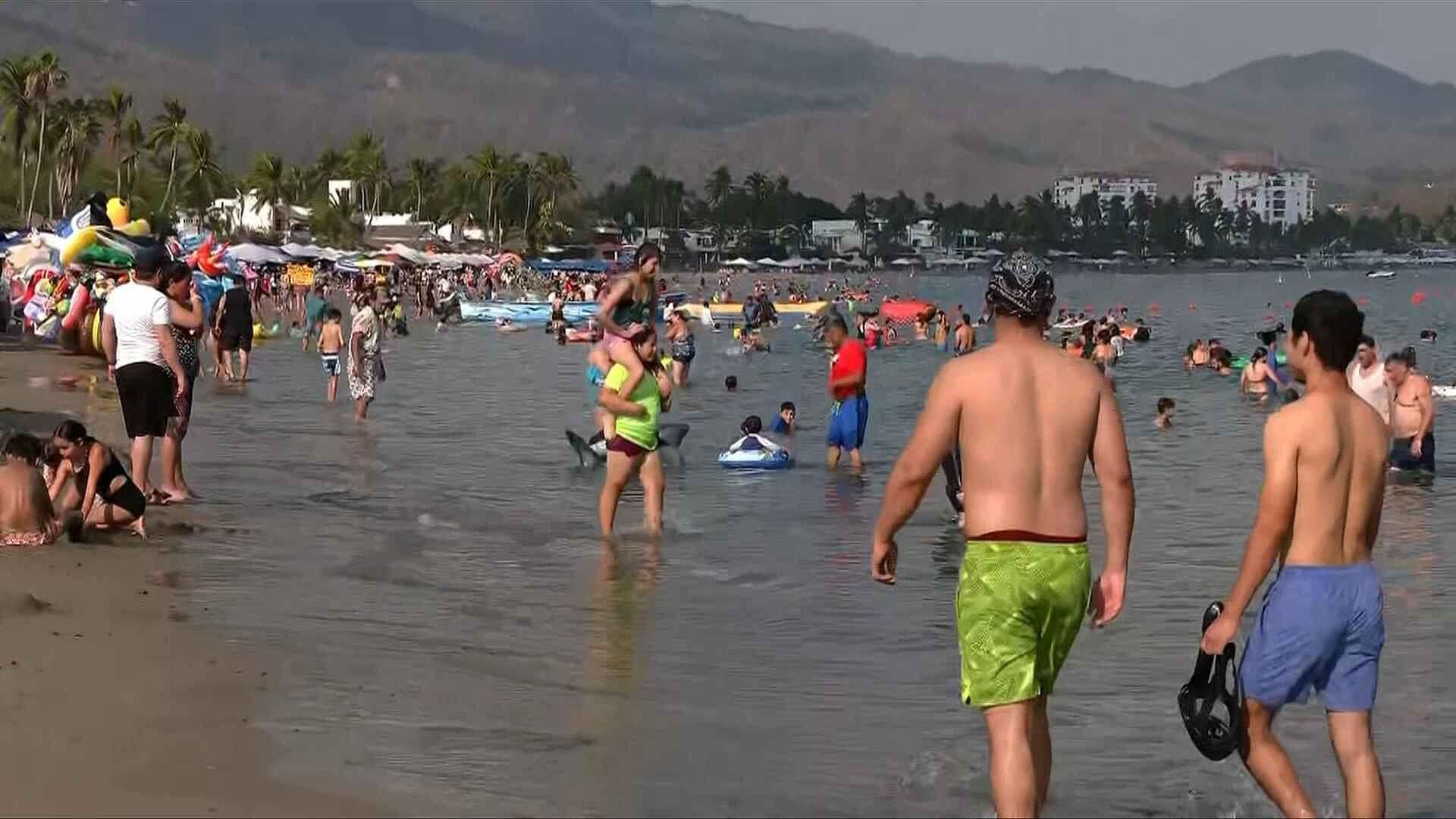 "La Pasamos Bien": Familia de 50 Integrantes Instala Cocina en Playa para Ahorrar en Vacaciones