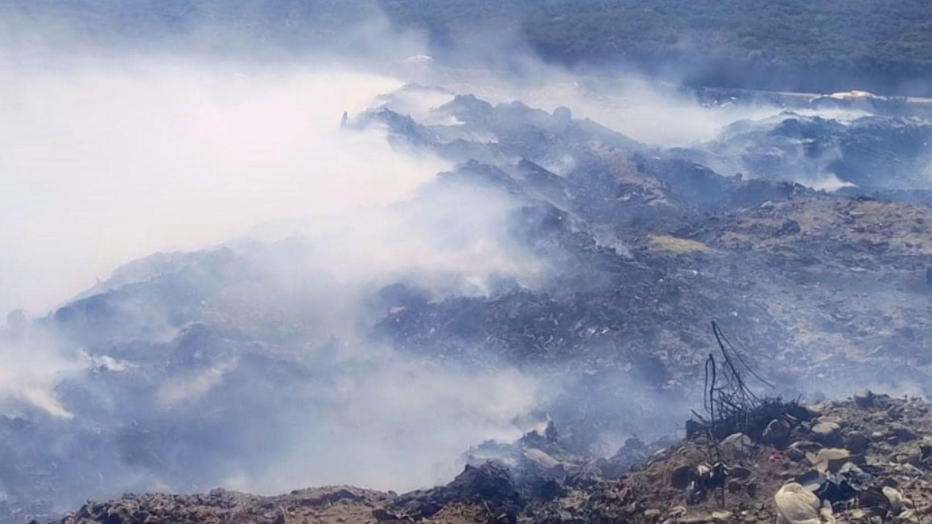 Sigue Activo Incendio en Basurero de San Quintín; Exhortan a No Acercarse