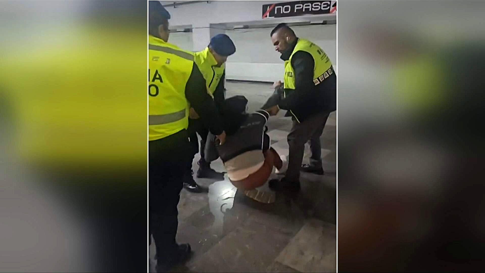 ¿Qué Pasó en la Estación Tacubaya? Así Detuvieron a Joven Policías del Metro de la CDMX