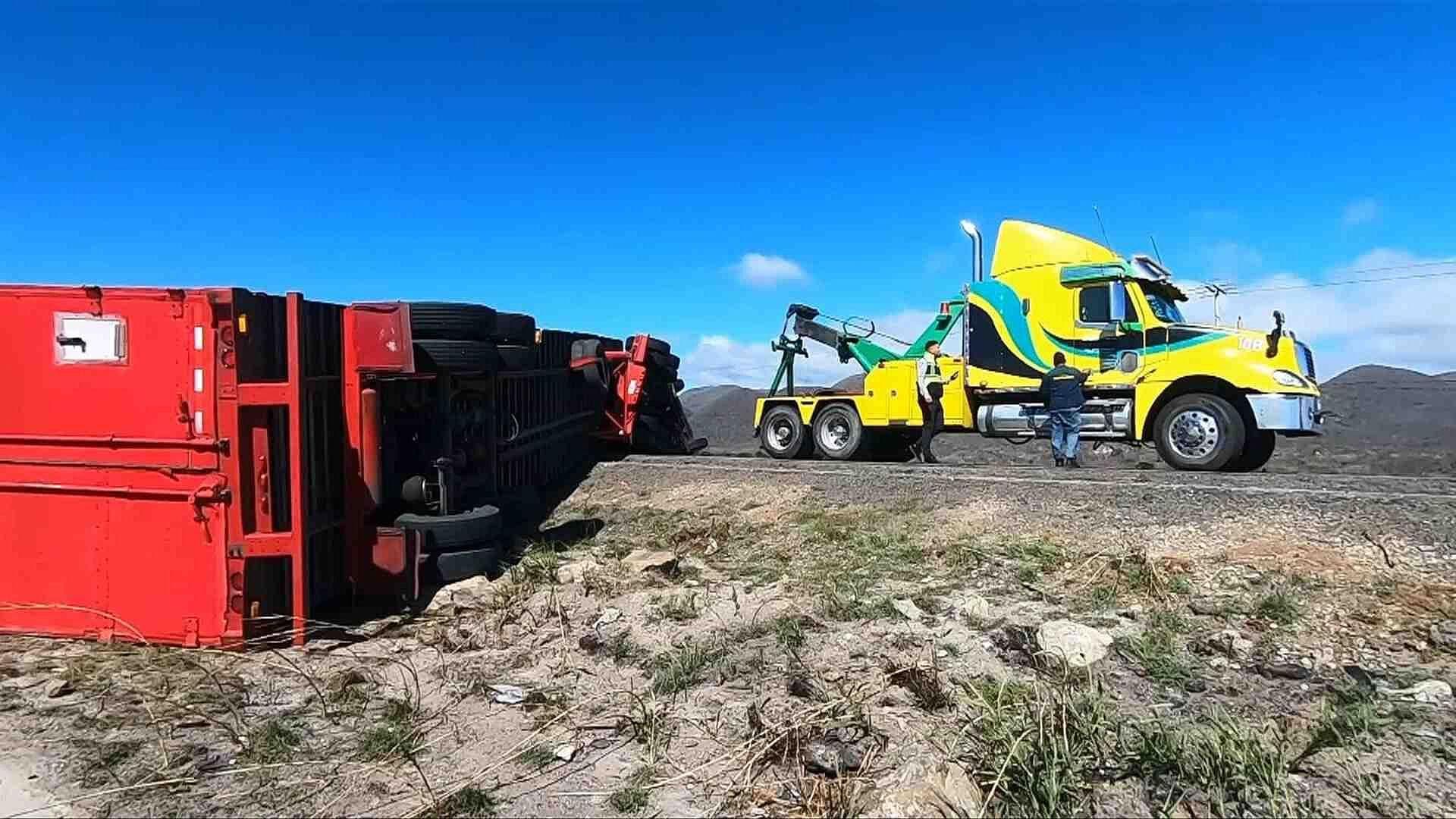 Así Volcaron Tráileres por Viento de 100 Kilómetros en Tramo La Venta-La Ventosa, Oaxaca