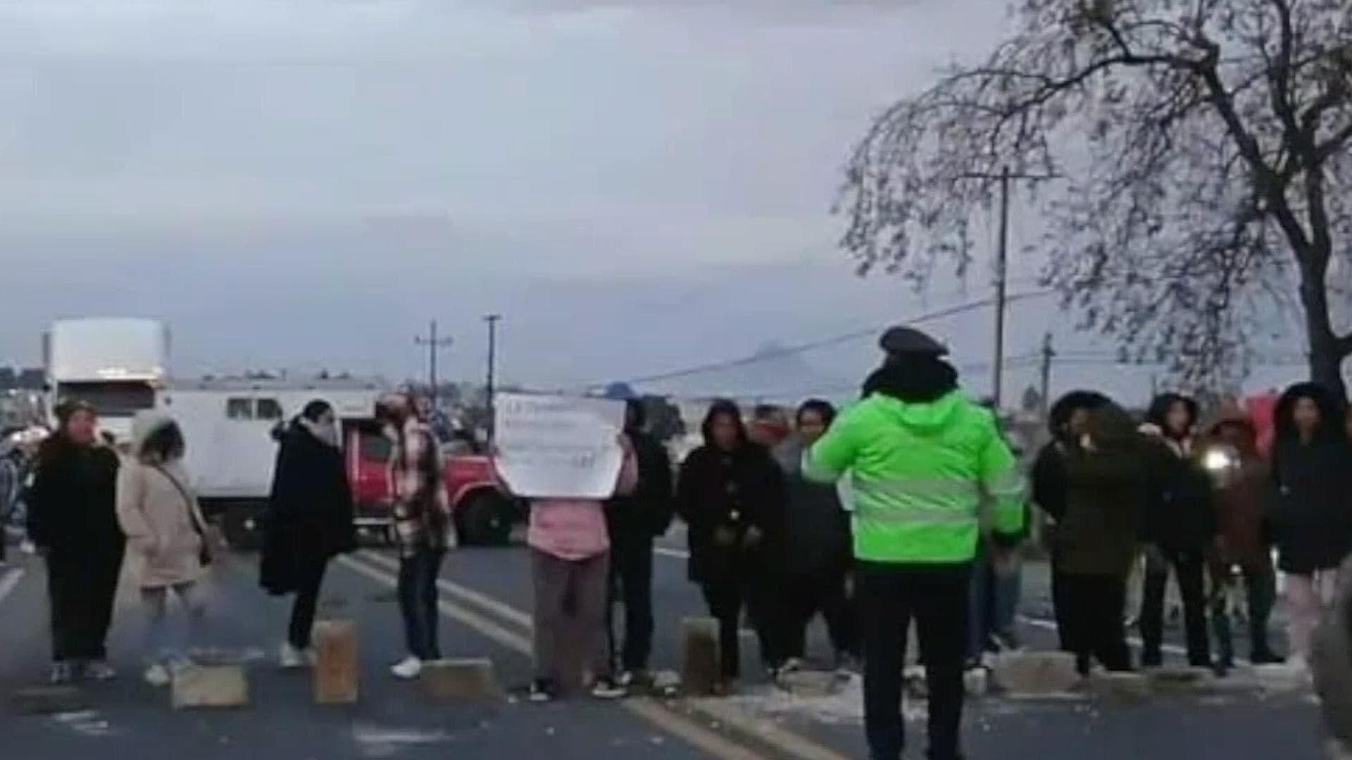 Padres de Familia Realizan Bloqueo Carretero en Perote por Falta de Maestro
