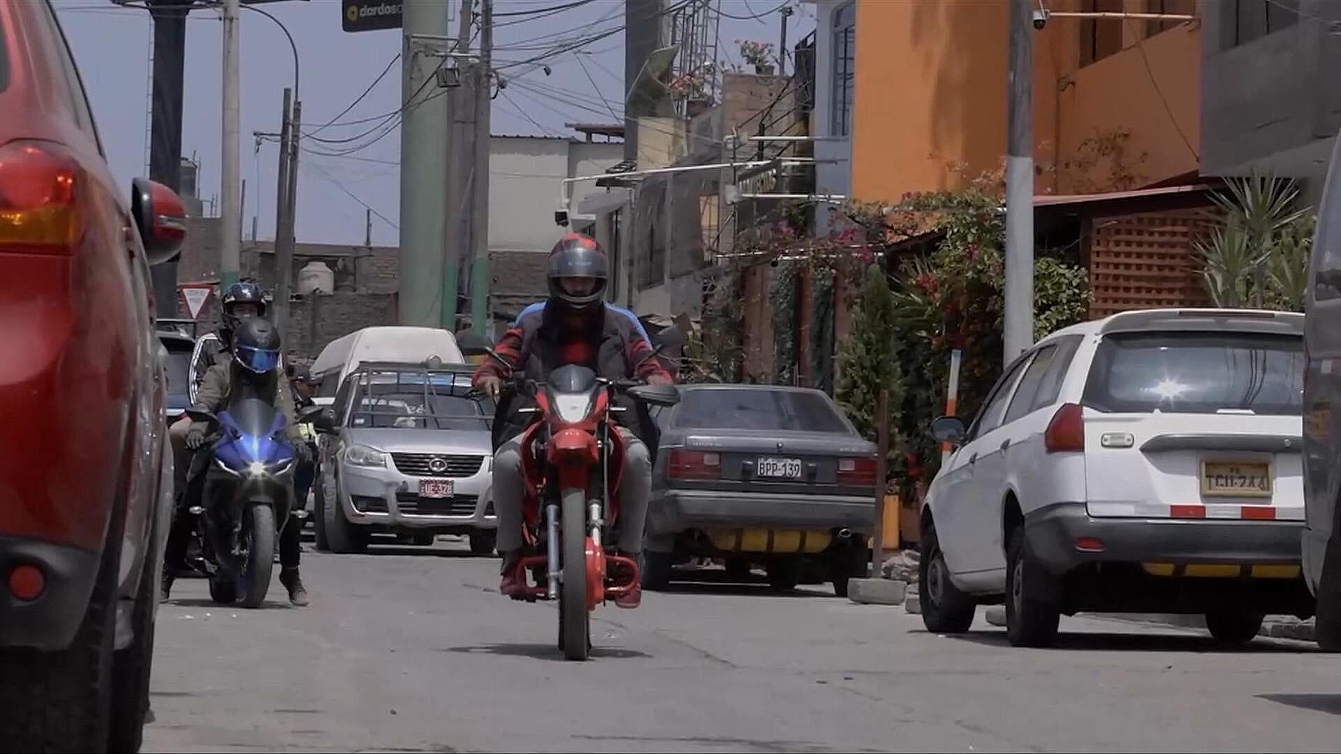 Prohíben que 2 Personas Circulen en Moto en Lima, Perú, por Robos y Asesinatos