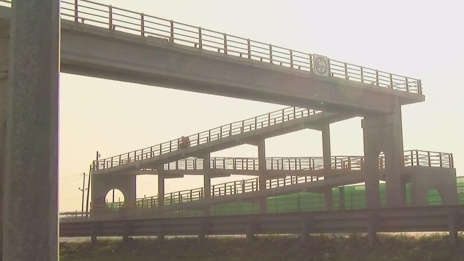 Detienen a Un Motociclista por Usar Puente Peatonal para Cruzar el Libramiento Noroeste