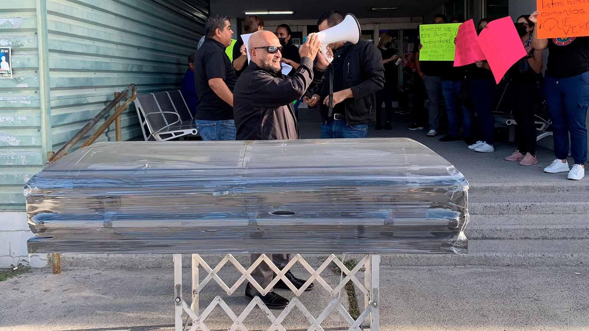 Maestros Usan Ataúd Para Protestar Frente a ISSSTE Matamoros; Exigen Mejoras en Atención