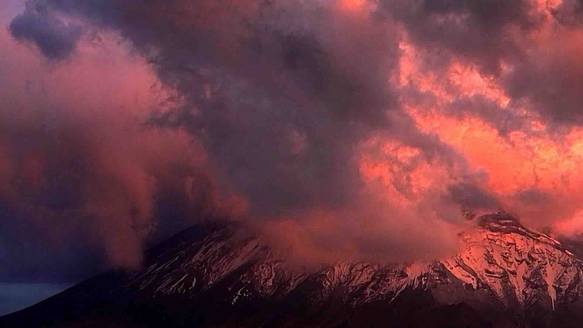 Imagen Impactante: Volcán Popocatépetl Luce Nevado Bajo Luz Atardecer Naranja