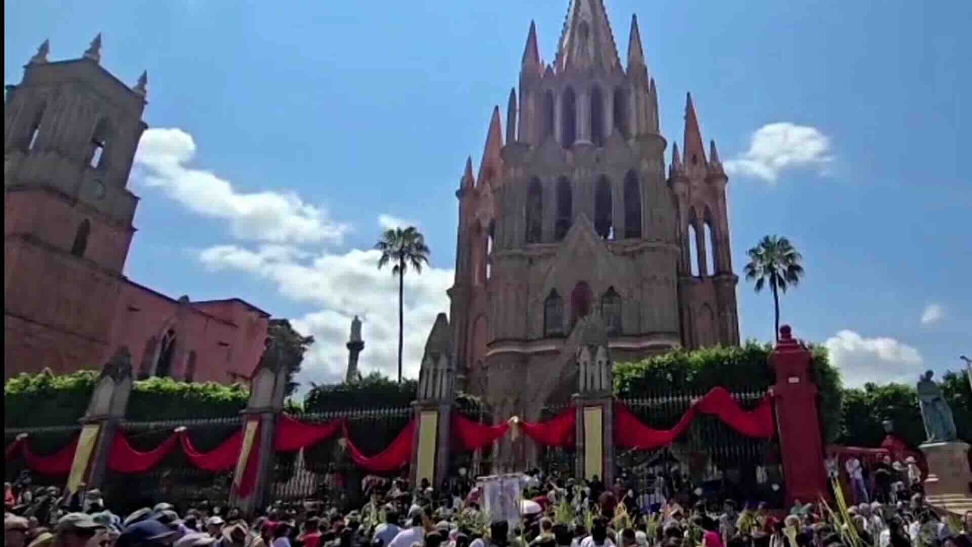 Miles Participan en Tradicional Procesión del Domingo de Ramos en San Miguel de Allende