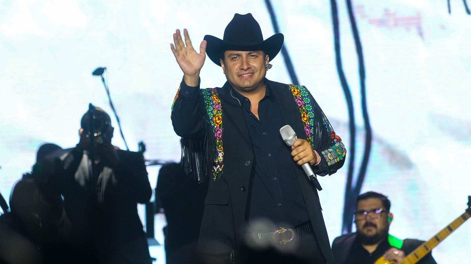 Julión Álvarez Comparte Video con su Hijo y Anuncia el Lanzamiento de Nueva Música
