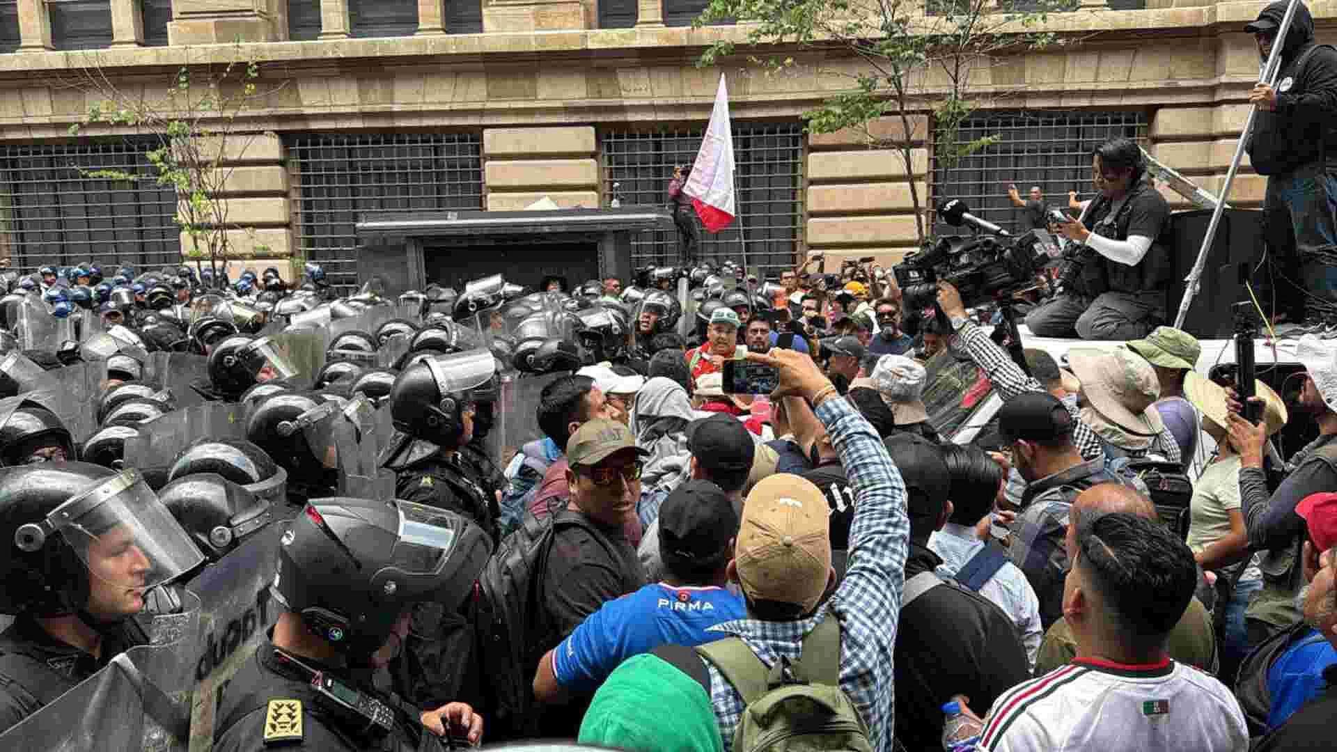 Miembros de la CNTE Se Enfrentan a Policías tras Encapsularlos en CDMX