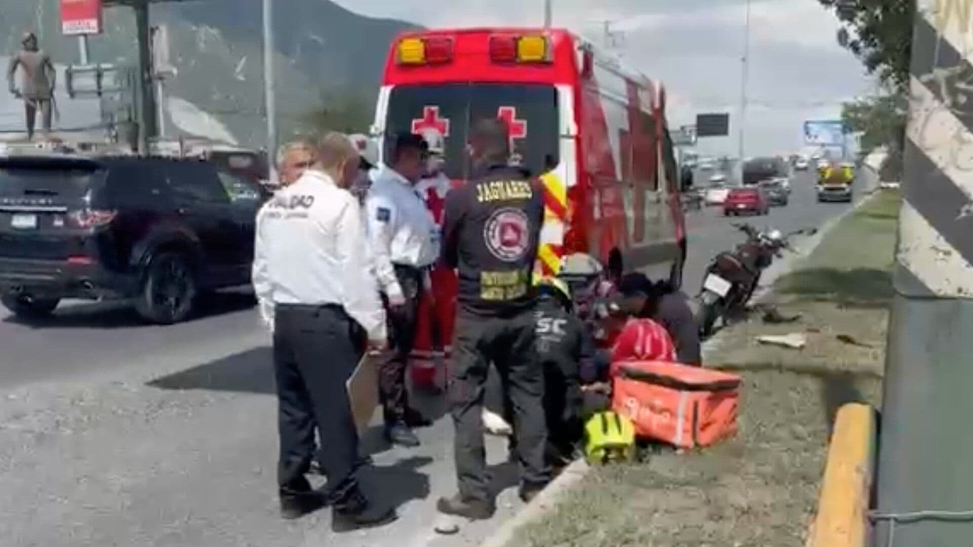 Choque de Auto y Motocicleta Deja Dos Lesionados en Santa Catarina, Nuevo León