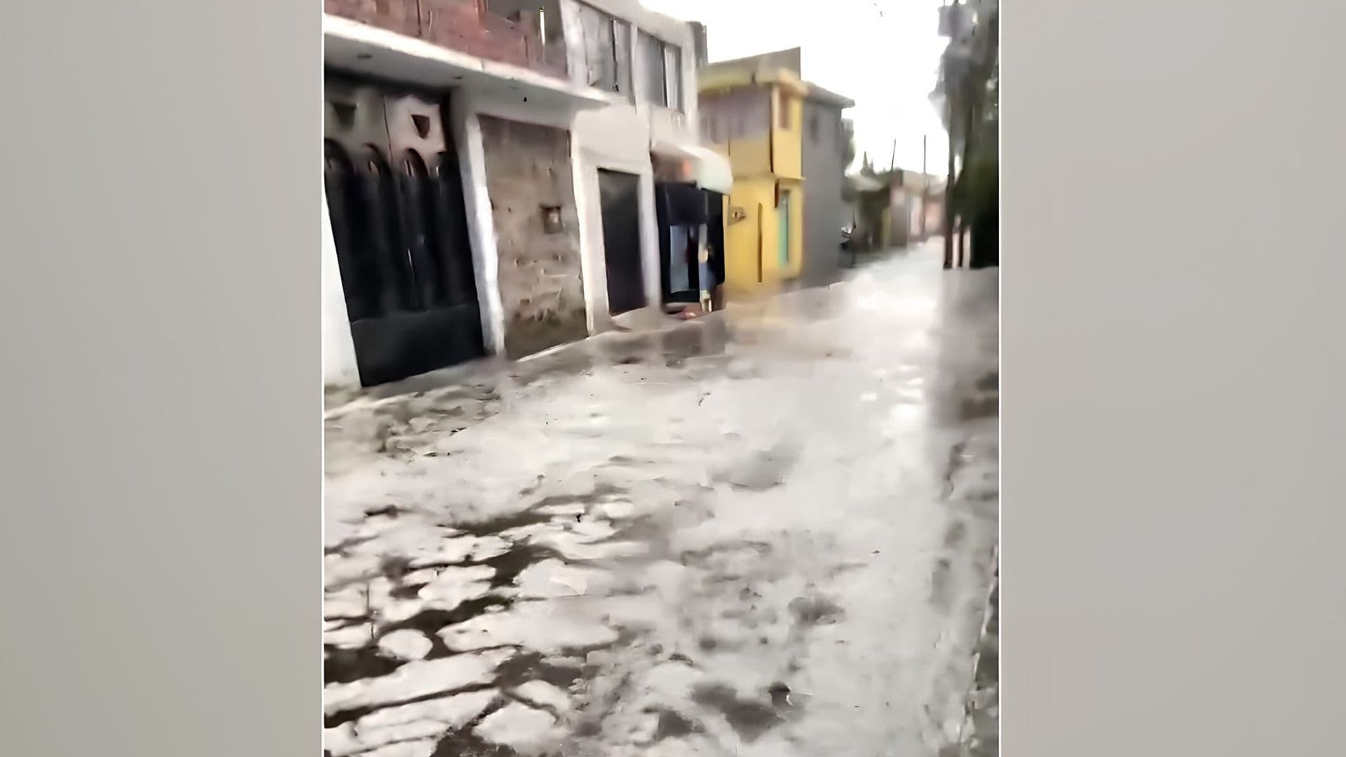 Lluvia y Granizada Dejan Calles de Xochimilco Convertidas en Ríos Blancos de Hielo y Agua