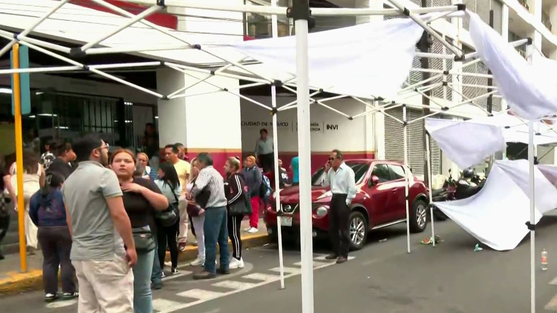 ¿Qué Pasa en Iztacalco? Manifestantes Bloquean Afuera del INVI en CDMX
