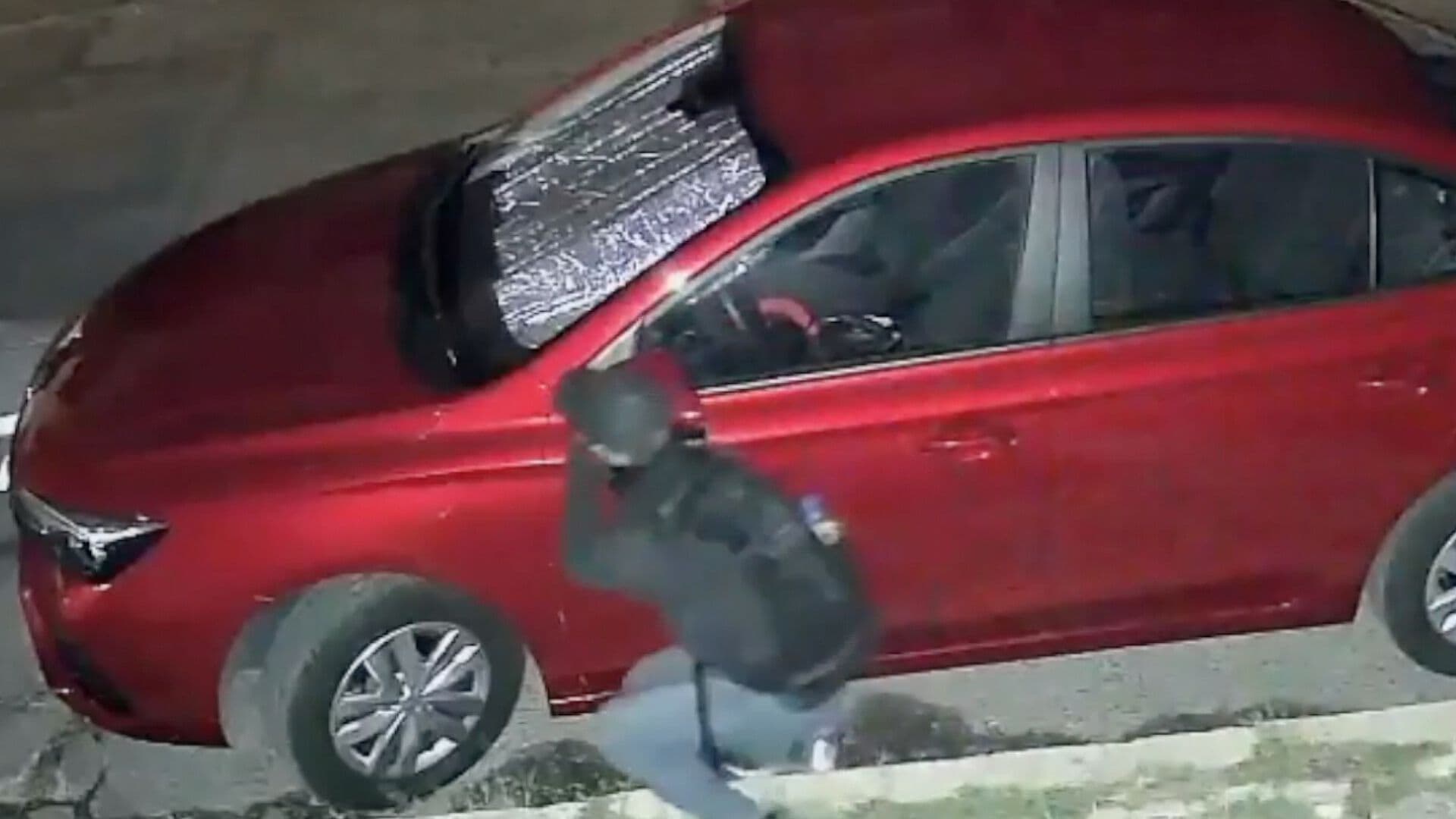 Pareja Roba Espejo de un Automóvil Cerca de la Avenida Juárez en Puebla