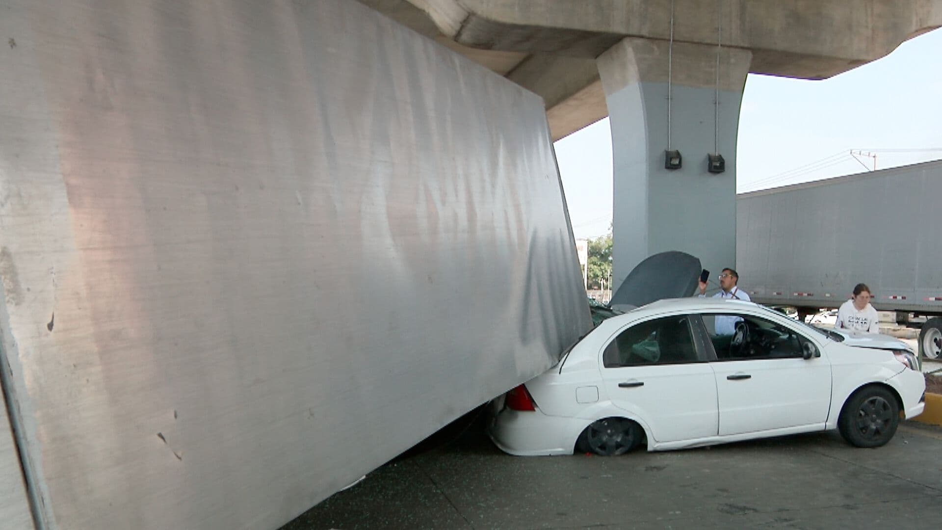 Choque Múltiple entre Cuatro Vehículos y un Tráiler Deja Tres Lesionados en Autopista de Puebla