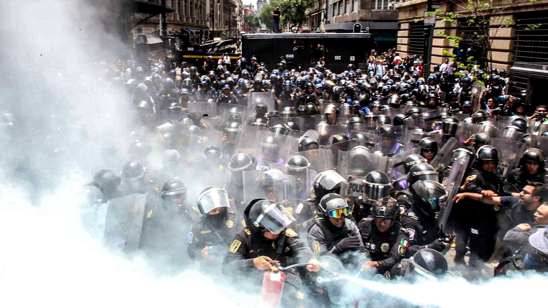 Policía Encapsula a Integrantes de la CNTE en Intento por Llegar al Zócalo de CDMX