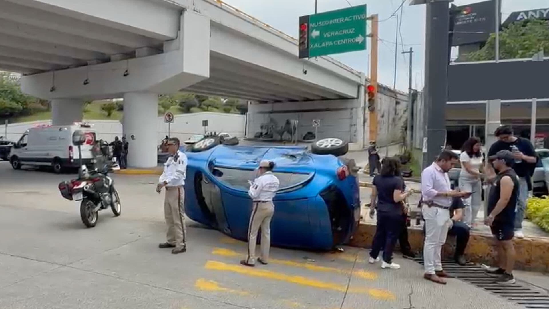Accidente Vial Deja Daños en Vehículos y un Negocio en la Ciudad de Xalapa, Veracruz
