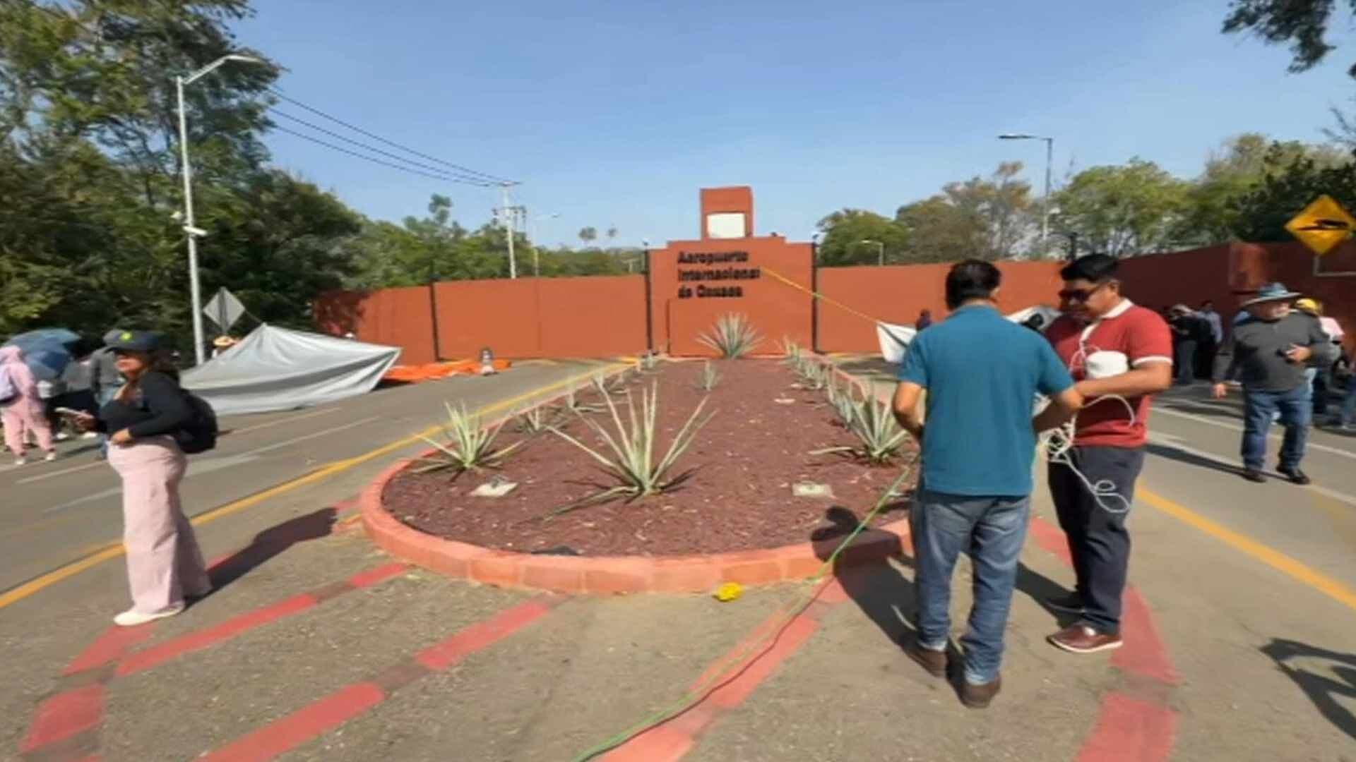 Integrantes de la CNTE Protestan Afuera de Aeropuerto de Oaxaca