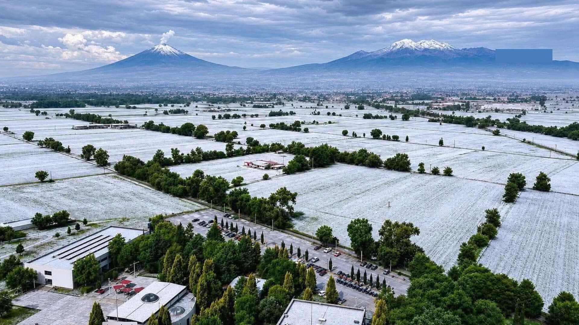 Granizo Cubre de Blanco a Cancha Deportiva y Campos de Cultivo en Huejotzingo, Puebla
