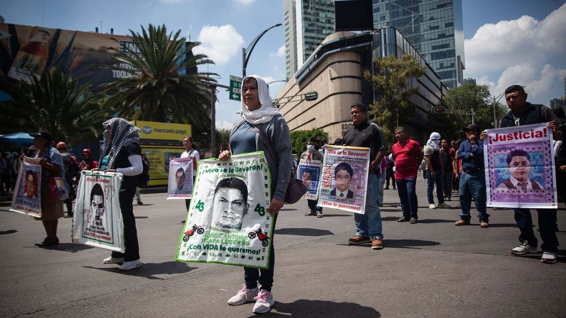 Caso Ayotzinapa: Normalistas Marchan sobre Paseo de la Reforma en CDMX