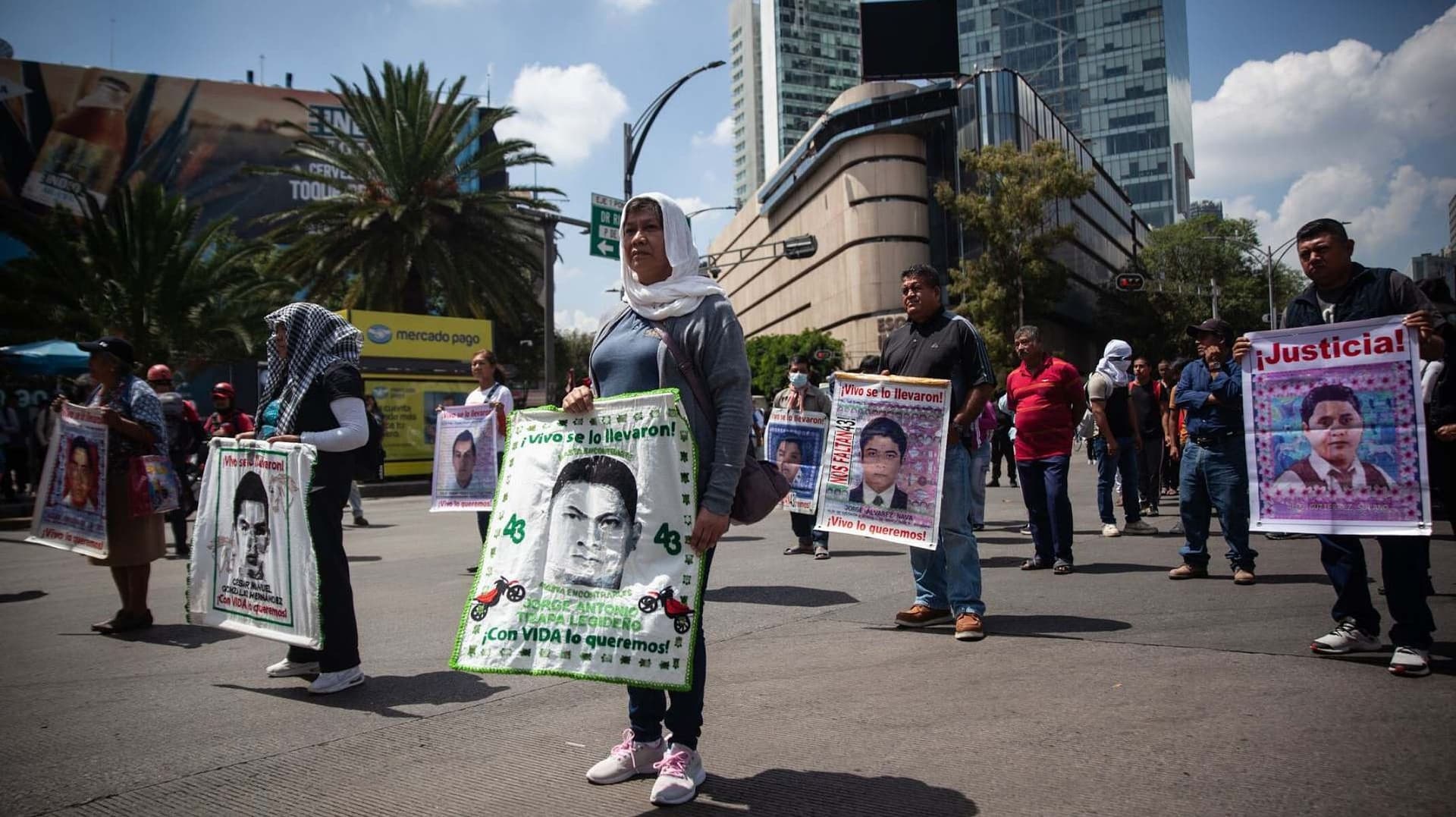 Caso Ayotzinapa: Normalistas Marchan sobre Paseo de la Reforma en CDMX
