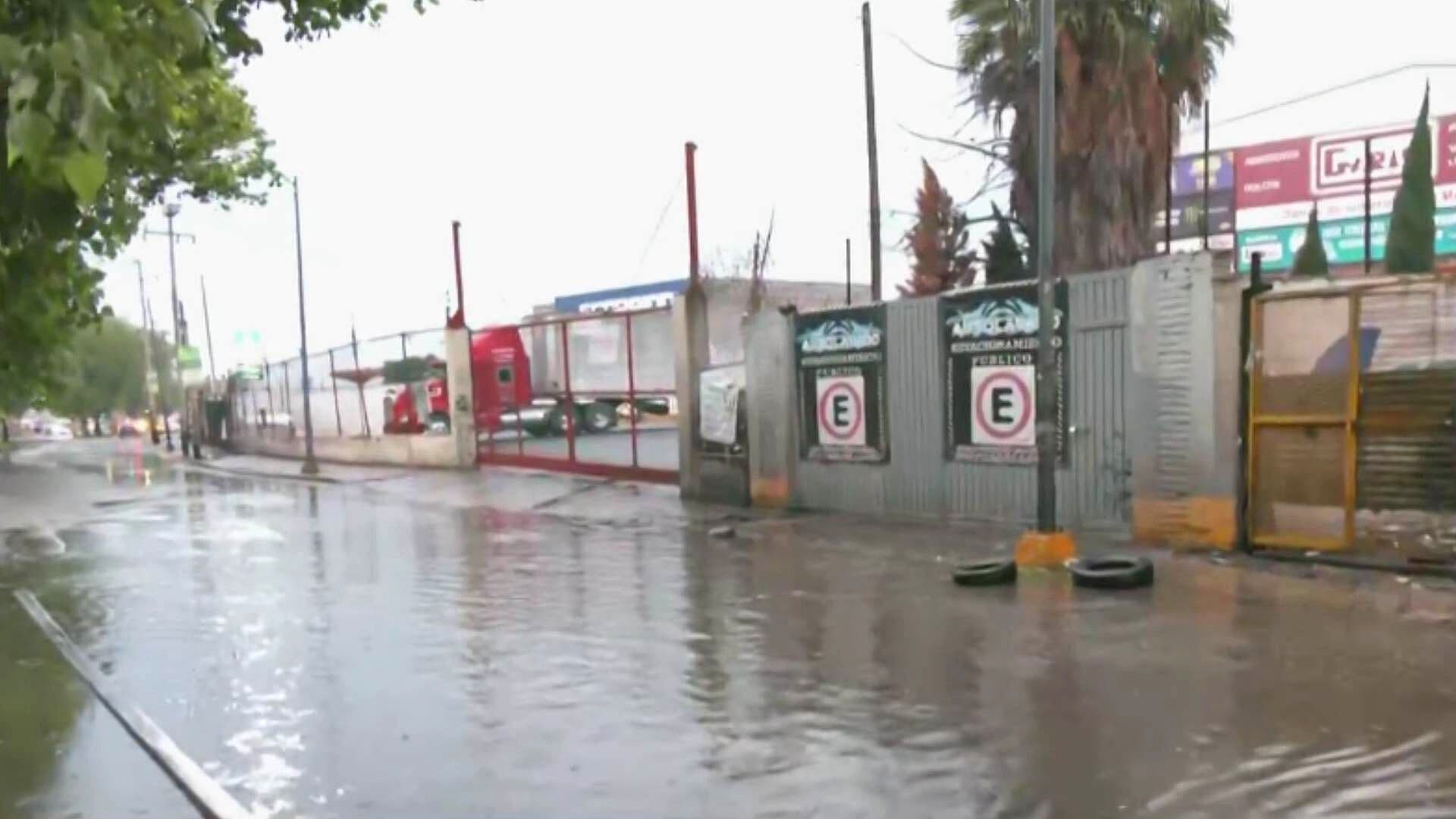 Lluvia Hoy: Inundada la Avenida Central en Ecatepec, Nula Visibilidad de los Baches