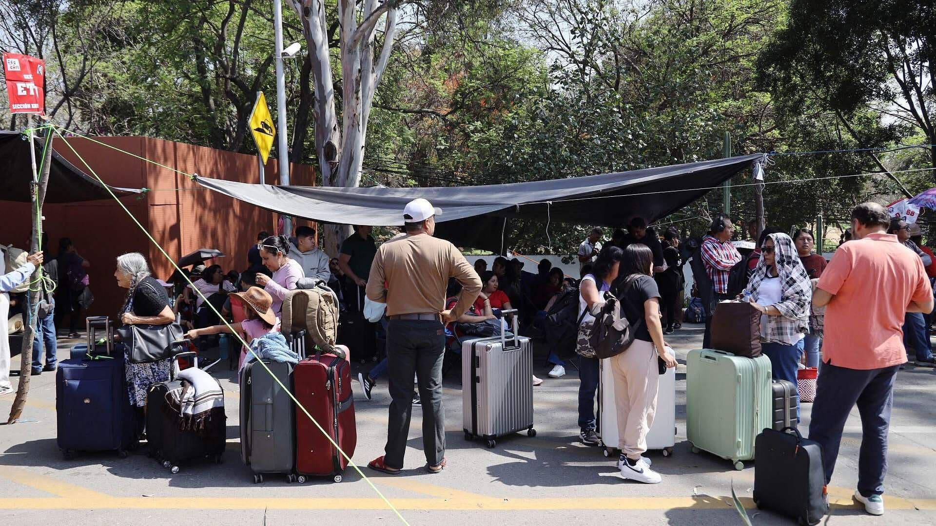 CNTE Cierra Accesos al Aeropuerto de Oaxaca y Obliga a Pasajeros a Caminar con Todo y Maletas