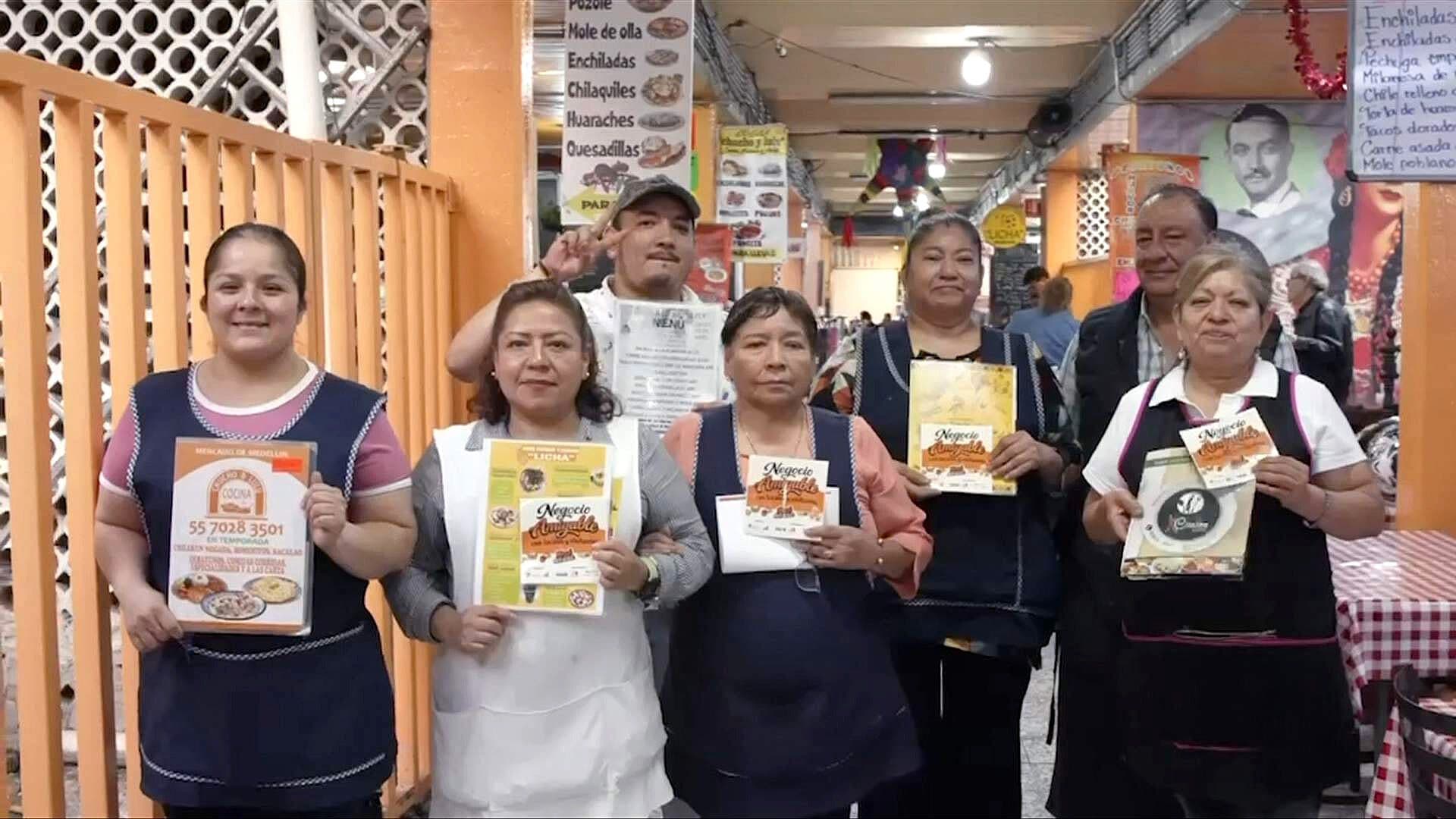 Fondas Mundialistas: Dueños de Negocios de Comida Reciben Capacitación para Recibir a Turistas
