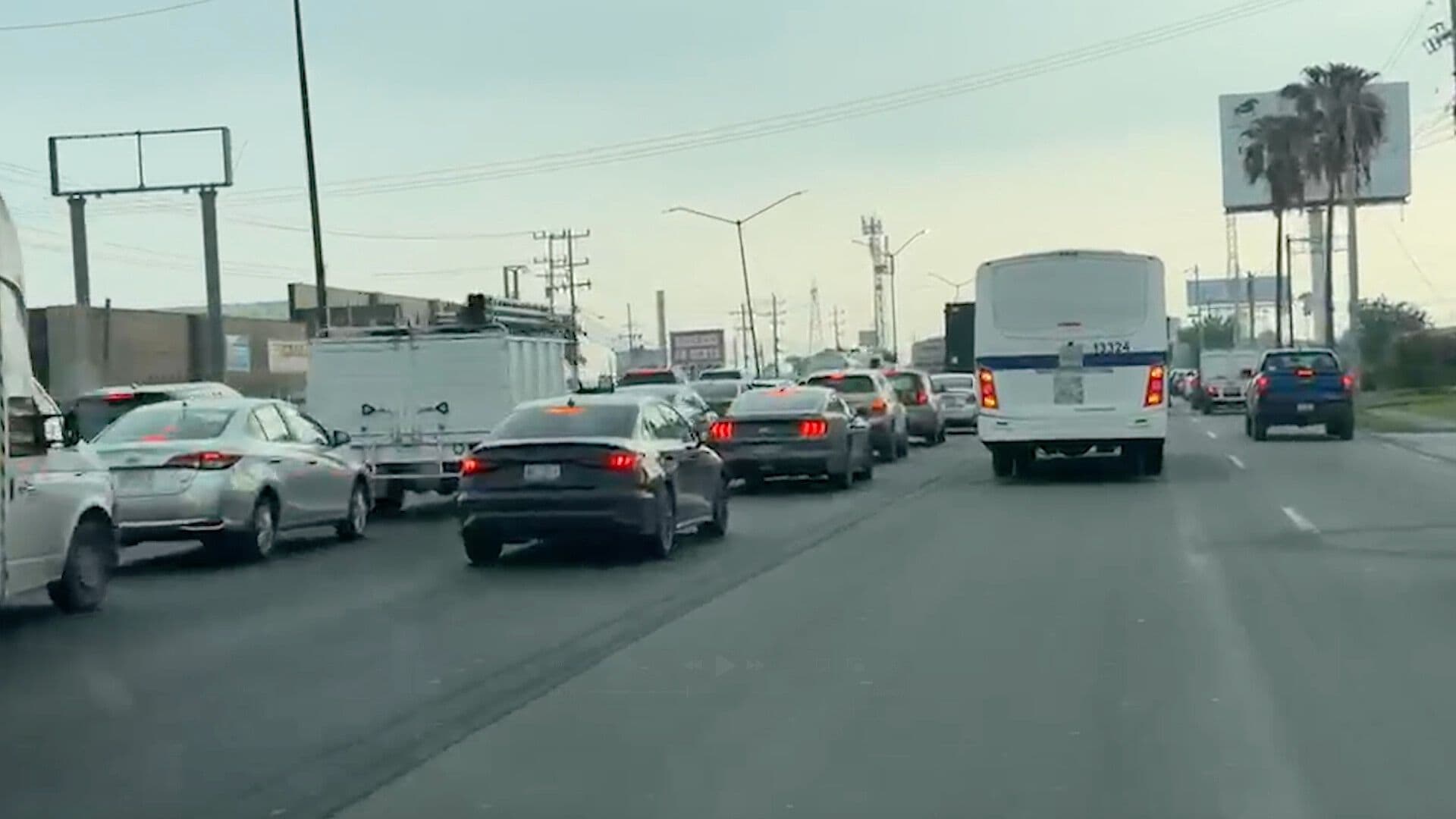 Atropellan a Hombre en Carretera a Laredo y Causa Tráfico Lento en Ciénega de Flores, NL
