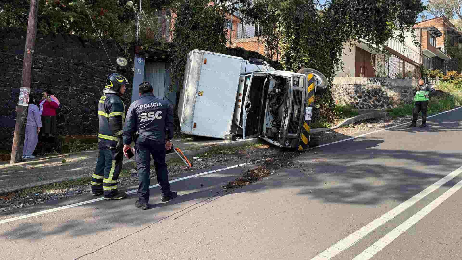 Vuelca Camioneta en Colonia Lomas Hidalgo, en Tlalpan