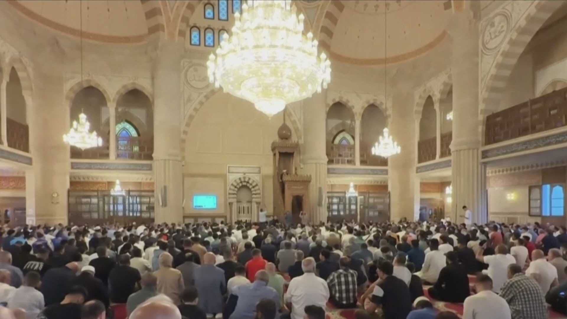 Musulmanes Participan en Una de las Principales Celebraciones del Islam