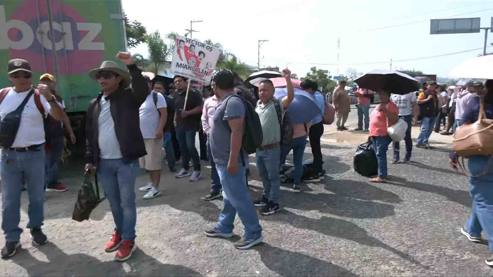 Tercer Día de Protesta de Integrantes de la CNTE en Oaxaca: Bloqueo de Carreteras
