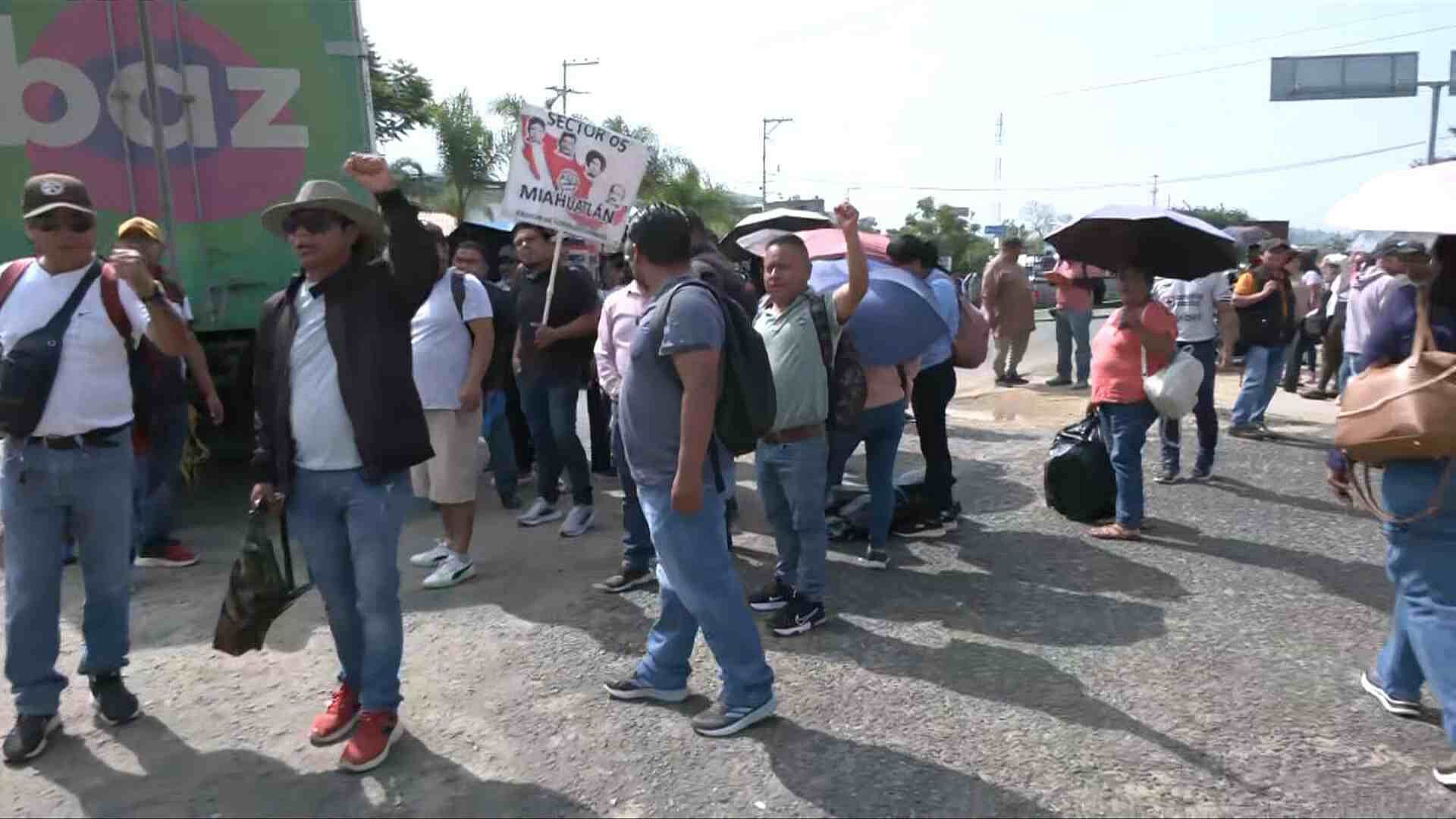Tercer Día de Protesta de Integrantes de la CNTE en Oaxaca: Bloqueo de Carreteras