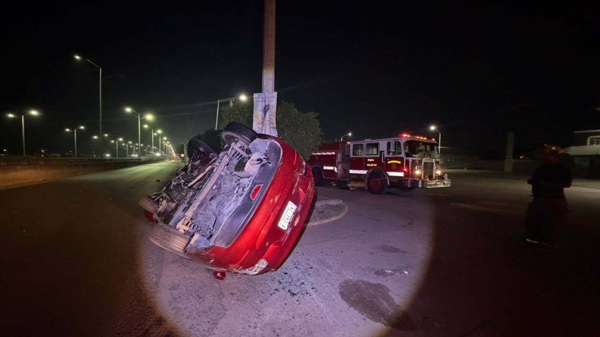 Conductor Muere al Chocar Contra Poste en la Carretera León-Silao; Hay un Lesionado hghjh