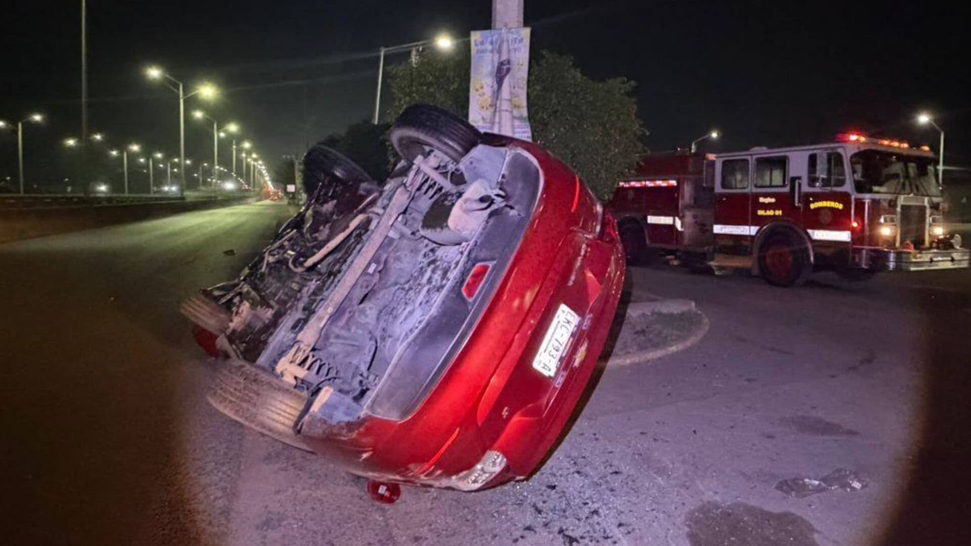 Conductor Choca Contra Poste y Muere en Carretera León Silao; Hay un Lesionado