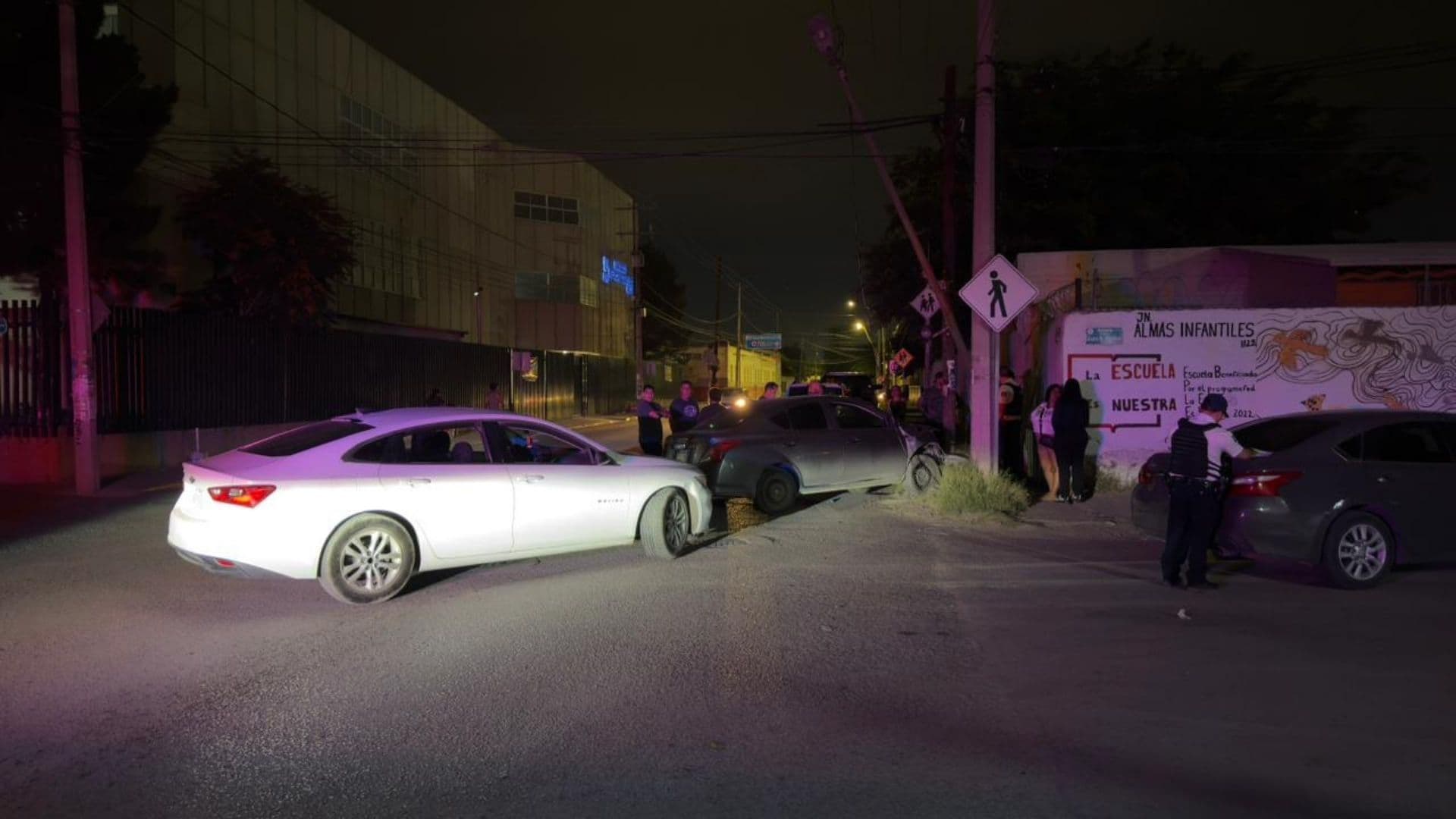 Conductora Derriba Poste Tras Choque en la Colonia Chaveña de Ciudad Juárez