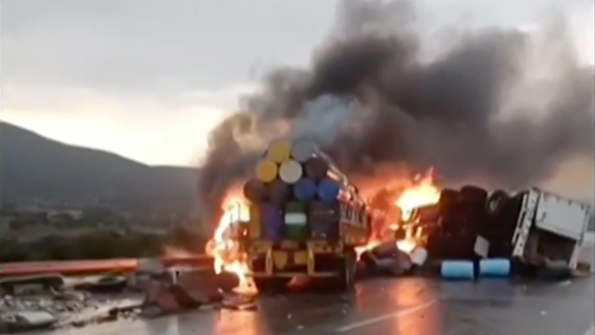 Unidad de Carga se Incendia durante Choque Múltiple en Arco Norte de Puebla