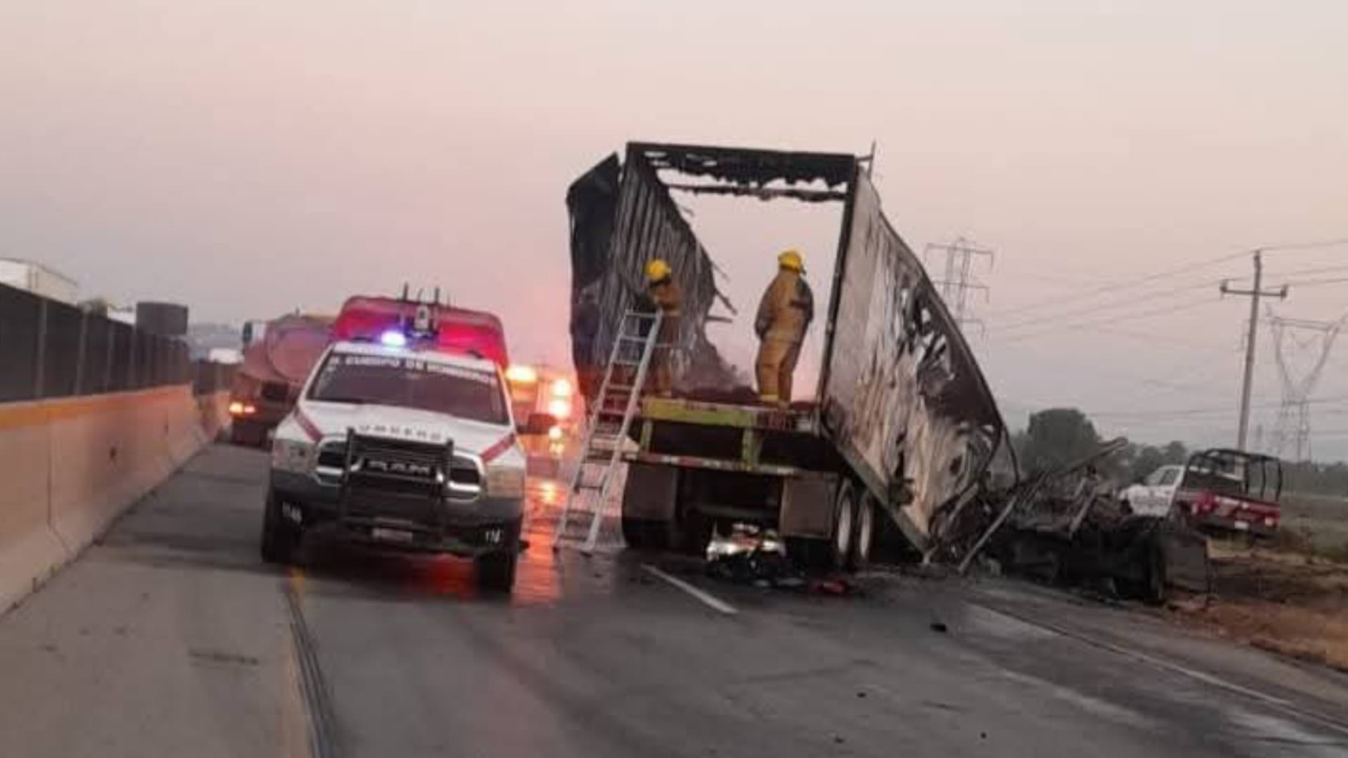 Incendio de tráiler en la Autopista Puebla-Orizaba deja un muerto