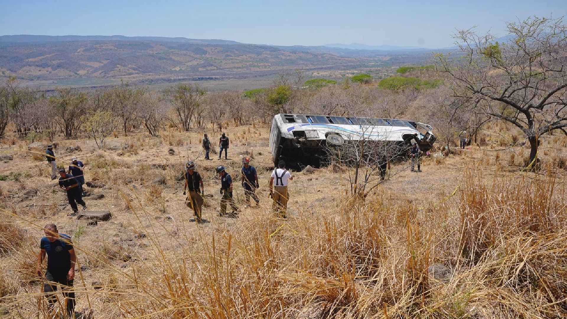 Camión volcado en Nayarit