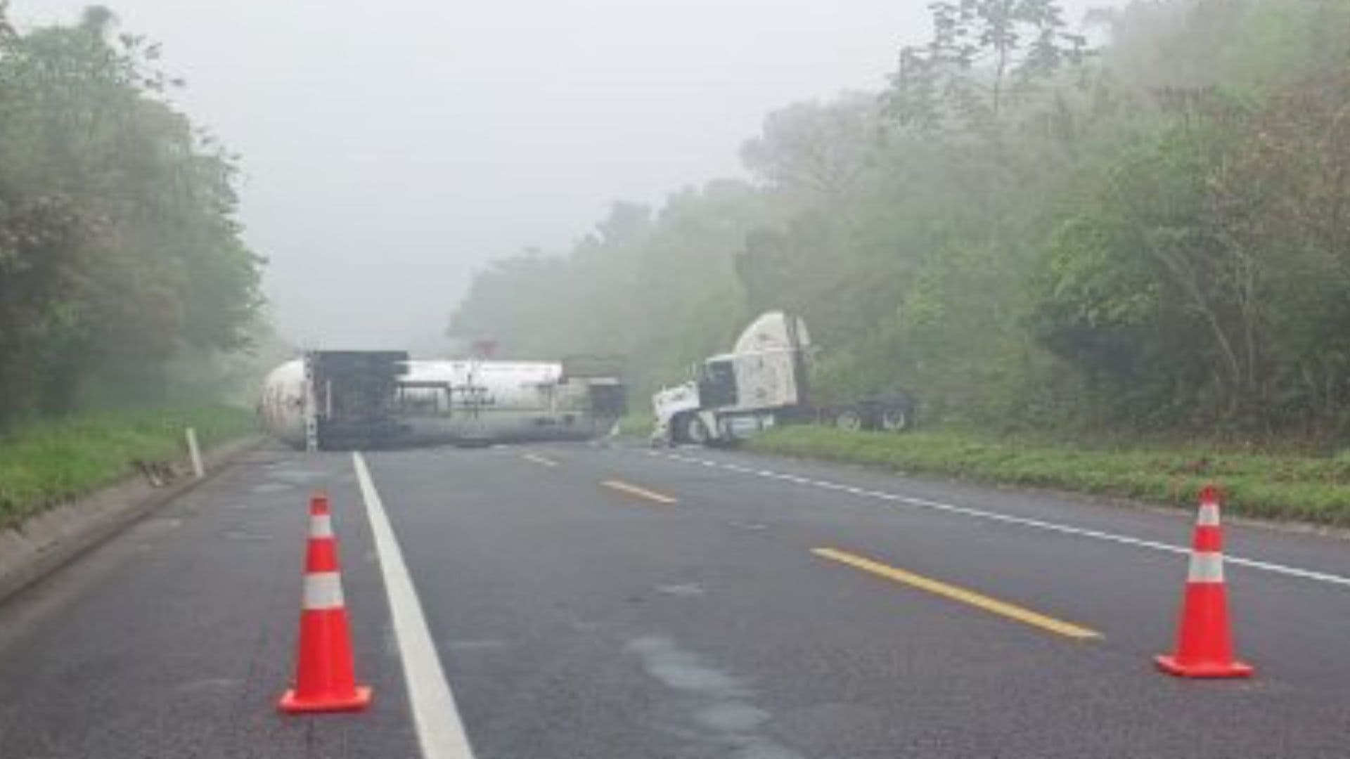 Colapsa Tráfico tras Cierre Total por Accidente de Tráiler Tipo Pipa en Autopista de Puebla