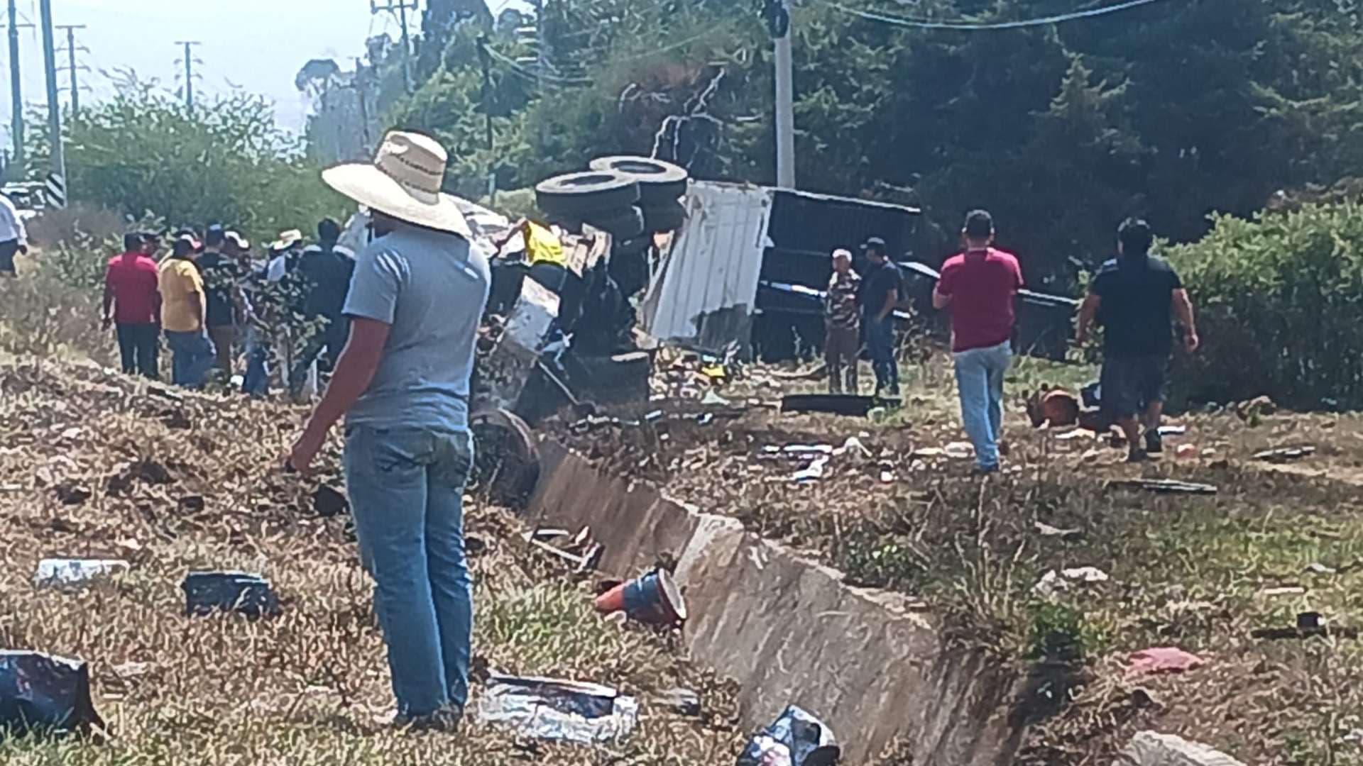 La pesada unidad chocó contra dos camionetas.