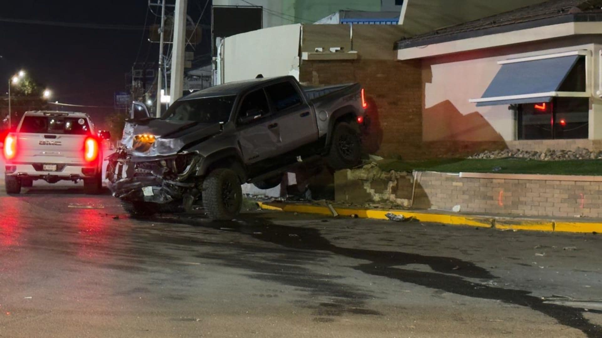 Camioneta se Impacta Contra un Restaurante Tras Choque en Ciudad Juárez