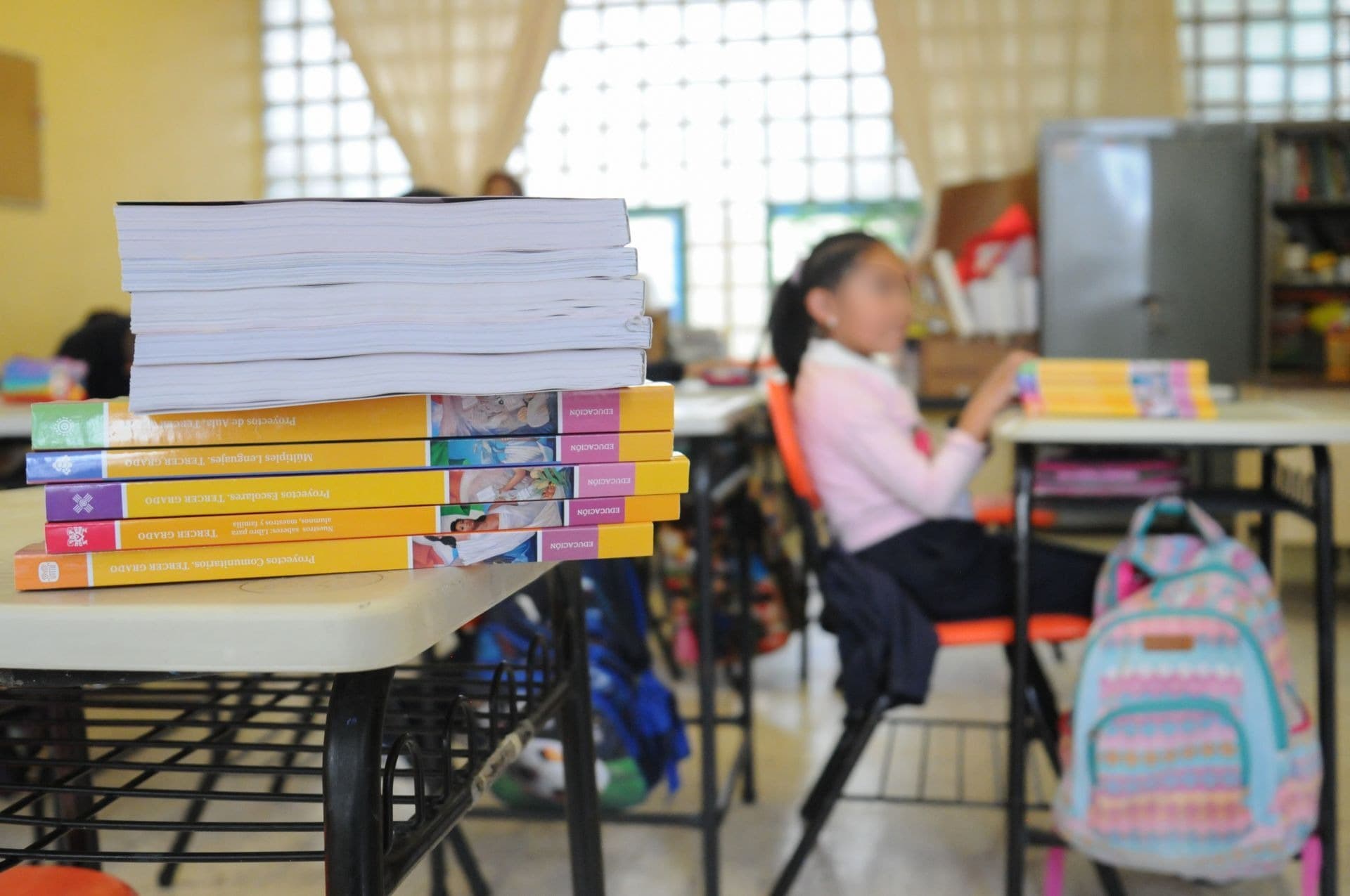 Estudiantes de primaria en un salón de clases.